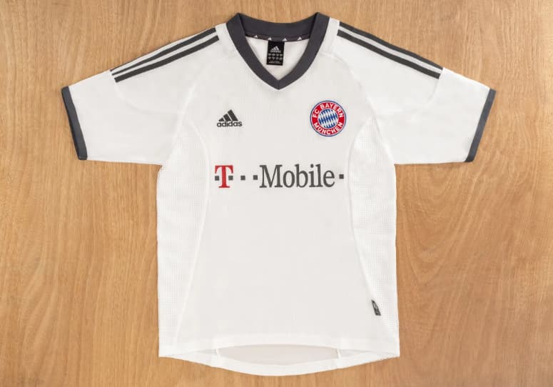 AAA(Thailand) Bayern Munich 2002/04 Away Retro Soccer Jersey AAA(Thailand) Bayern Munich 2002/04 Away Retro Soccer Jersey
